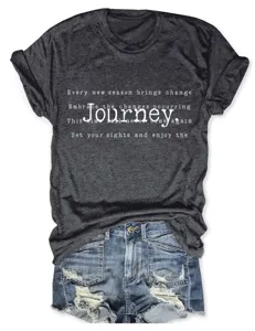 Détail en gros plan d'un t-shirt décontracté gris chiné à manches courtes avec texte.
