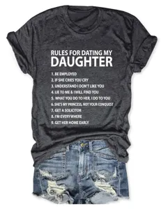 Dunkelgraues T-Shirt mit lustigem Aufdruck und passenden blauen Destroyed Jeansshorts.