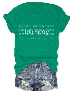 Détail de t-shirt à manches courtes vert avec impression de texte et texture douce.
