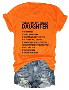 Lässiges orangenes Kurzarm-Grafik-T-Shirt kombiniert mit modischen Jeans-Shorts für Damen.
