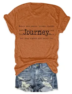 Gros plan détaillé du t-shirt à manches courtes orange chiné avec imprimé textuel.