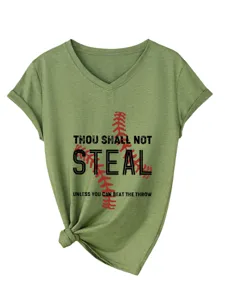 Λεπτομερής όψη χακί t-shirt με V λαιμόκοψη, σχέδιο μπέιζμπολ και κόμπο στο στρίφωμα.