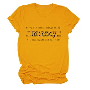 Vue détaillée du t-shirt à manches courtes jaune avec impression typographique élégante.