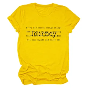 Vue rapprochée du t-shirt femme jaune décontracté à manches courtes avec impression de texte.