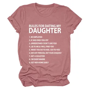 Detailaufnahme des Damen Kurzarm T-Shirts mit lustigem Buchstaben-Druck in Vintage Altrosa.