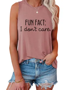 Vista detallada de la camiseta sin mangas casual con un divertido estampado de texto.