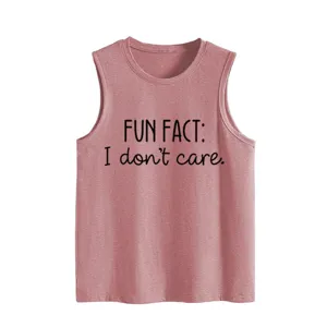 Detalle en primer plano del divertido texto impreso en la camiseta sin mangas casual rosa.