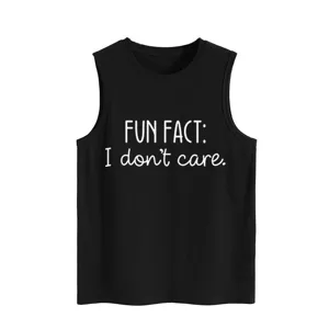 Detalle de camiseta sin mangas negra casual para mujer con divertido estampado de texto de verano.