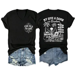 Maglietta casual nera da donna con scollo a V e stampa divertente abbinata a pantaloncini.