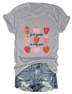 T-shirt gris à manches courtes pour femme avec graphisme de fraise mignon et imprimé de lettres.