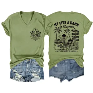 Maglietta grafica casual da donna con scollo a V, scritta divertente e pantaloncini di jeans.