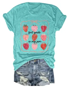 Vue détaillée du t-shirt turquoise à manches courtes avec motif fraise et texte amusant.