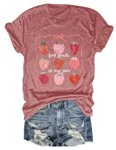 T-shirt femme à manches courtes décontracté avec joli imprimé fraise et texte d'école.