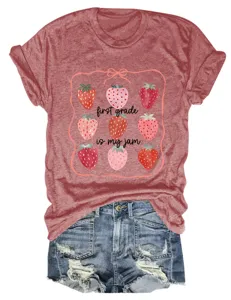 T-shirt à manches courtes pour femmes avec impression graphique de fraise et texte.