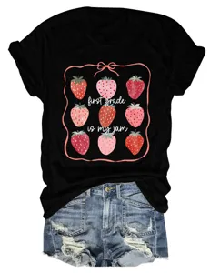 T-shirt noir décontracté pour femme avec imprimé de fraises et design de lettres amusant.