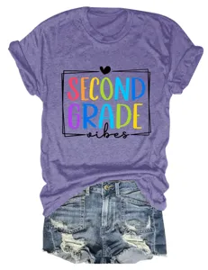 Maglietta casual da donna a maniche corte e girocollo con stampa Second Grade Vibes colorata.