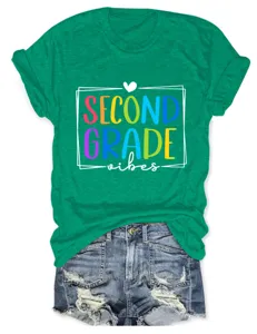 Vista dettagliata della t-shirt verde a maniche corte con stampa grafica Second Grade.
