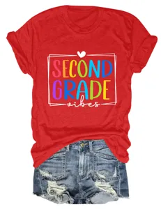 Maglietta da donna rossa a maniche corte casual con stampa grafica Second Grade Vibes.