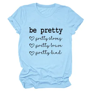 Gedetailleerd overzicht van lichtblauw kort mouw t-shirt met inspirerende opdruk.