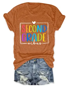 Maglietta casual da donna a maniche corte e girocollo con stampa grafica second grade vibes.