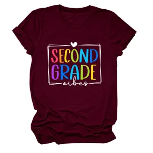 Maglietta a maniche corte bordeaux casual da donna con stampa colorata di second grade vibes.