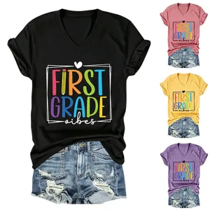 T-shirt femme à col V et manches courtes avec imprimé first grade vibes, haut décontracté.
