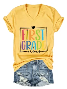 Femme t-shirt manches courtes col V decontracte haut First Grade Vibes avec short en jean.