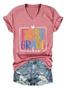 T-shirt graphique col V à manches courtes vibes première année avec short en denim.