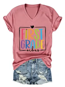 T-shirt décontracté pour femme à col en V et manches courtes avec imprimé scolaire.