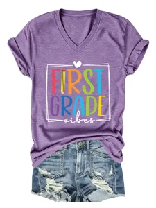 Vue detaillee du t-shirt violet a col V et manches courtes avec imprime First Grade Vibes.