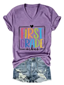 T-shirt femme décontracté col V manches courtes avec imprimé first grade vibes tendance.