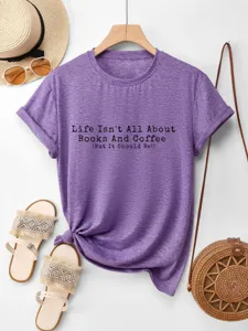 Dettaglio di t-shirt casual viola in cotone a maniche corte con stampa sul petto.
