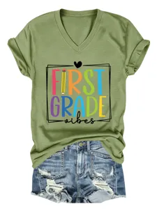 T-shirt pour femme à col V et manches courtes vert olive avec imprimé first grade vibes.