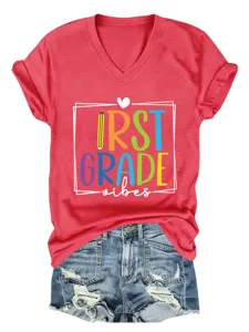 Vue detaillee du t-shirt rouge a col en V et manches courtes avec impression First Grade.