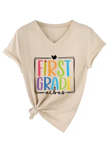 T-shirt décontracté pour femme à col V et manches courtes avec imprimé first grade vibes.