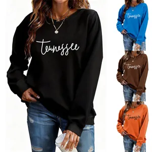Vue détaillée du sweat à manches longues pour femmes avec impression de lettres sur la poitrine.