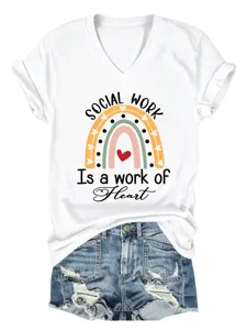 T-shirt décontracté blanc à col V et manches courtes avec imprimé cœur arc-en-ciel social
