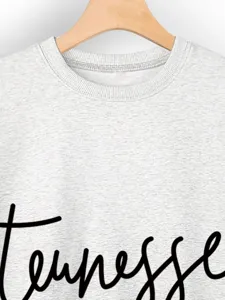 Sweat-shirt gris col rond avec imprimé de lettres, style décontracté et tendance.