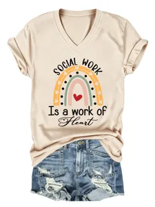 T-shirt à manches courtes et col en V beige pour femme avec imprimé arc-en-ciel travail social.
