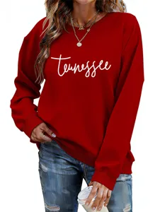 Gros plan détaillé du sweat-shirt rouge avec l'imprimé lettre Tennessee blanc et col rond.