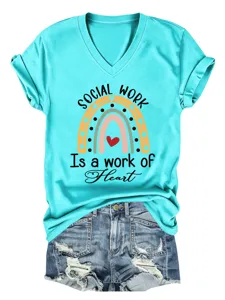 T-shirt femme décontracté à col en V et manches courtes avec imprimé social work.