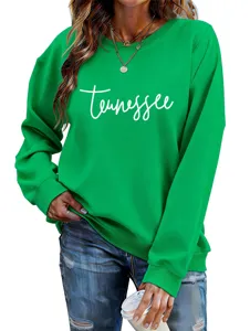 Vue détaillée d'un sweat-shirt vert pour femme avec impression de lettres Tennessee.