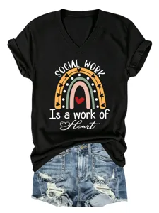 Vue détaillée d'un t-shirt noir à col en V et manches courtes avec motif arc-en-ciel.