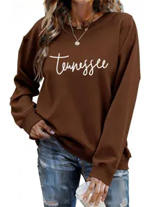Vue detaillee du sweat-shirt de femme marron elegant avec impression de lettrage Tennessee blanc.