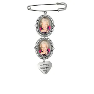 Broche photo commémorative DIY avec double cadre ovale et pendentif cœur gravé en argent.