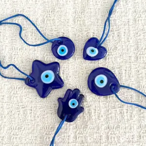 Detailopname van de traditionele Turkse boze oog blauwe glazen hanger in diverse vormen.