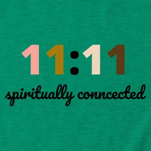 Groene katoenen t-shirt stofdetail met 11:11 en spiritually connected print.