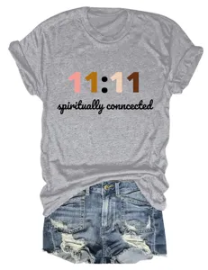 Casual grijs t-shirt met spirituele 11:11 print gecombineerd met denim spijkerbroekje.