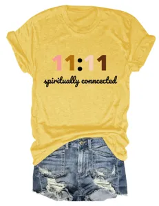 Casual gele t-shirt met korte mouwen, grafische print en denim korte broek outfit.