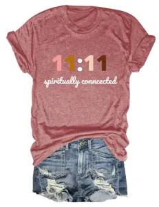 Gedetailleerd casual T-shirt met korte mouwen, coole grafische print en denim shorts.